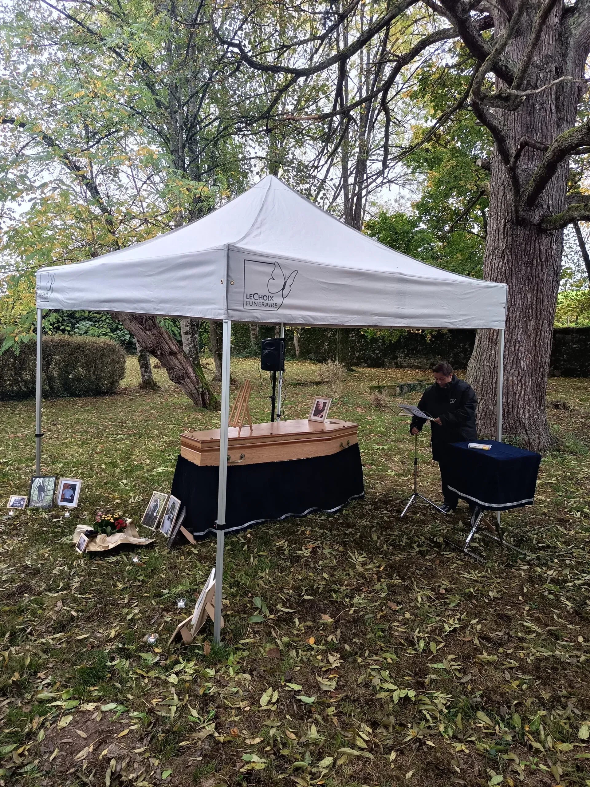 Obsèques en plein air avec un cercueil sous un barnum Le Choix Funéraire.