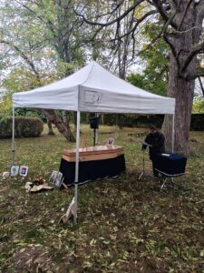 fleurs dans un vase dans un cimetiere