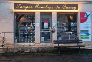 Devanture de la boutique Pompes Funèbres du Quercy avec vitrine.