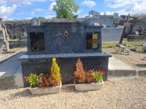 fleurs dans un vase dans un cimetiere